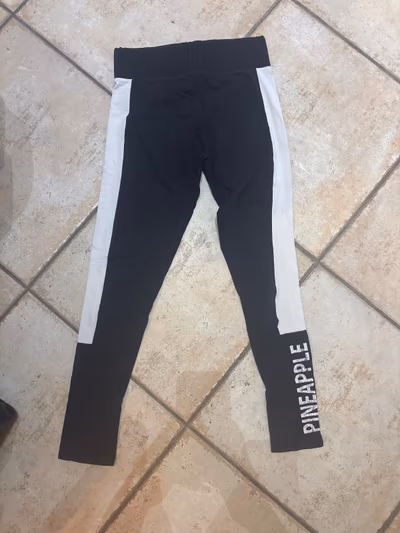 Leggings bianco e nero con motivo ananas by Pineapple — pre-loved on Thrifted.mt