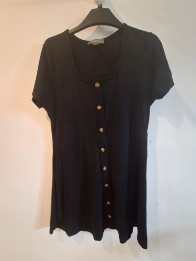 Black ribbed button-front top by Primark — pre-loved on Thrifted.mt