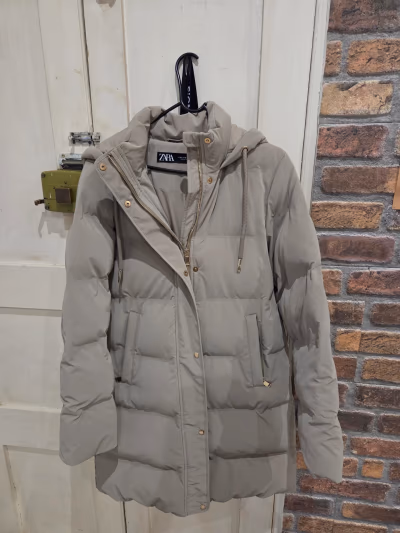 Abrigo acolchado con capucha de Zara, color beige. by Zara — pre-loved on Thrifted.mt