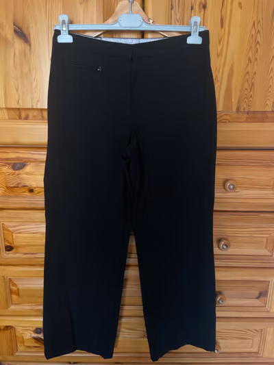 Pantalones negros elegantes de mujer de M&S by M&S Woman — pre-loved on Thrifted.mt