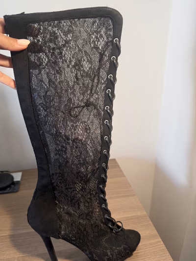 Stivale con tacco e gambatura in pizzo e Bordature in velluto — pre-loved on Thrifted.mt