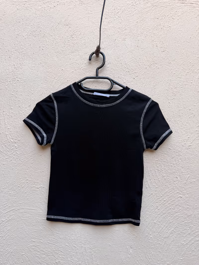 Black Cropped Contrast Stitch Tee by Terranova — pre-loved on Thrifted.mt