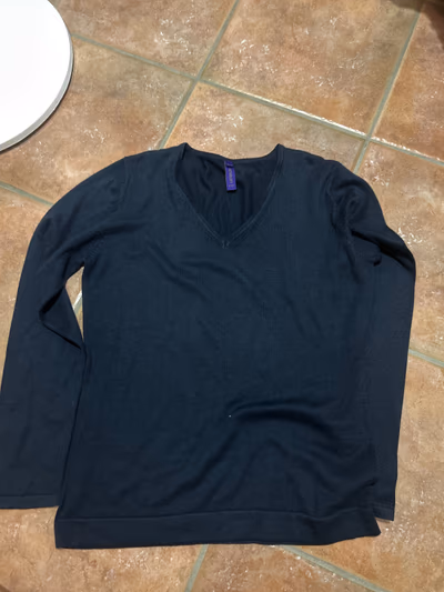 Navy V-neck knitted sweater by Henbury — pre-loved on Thrifted.mt