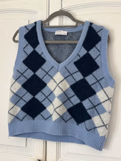 Knitted vest by Bershka — pre-loved on Thrifted.mt