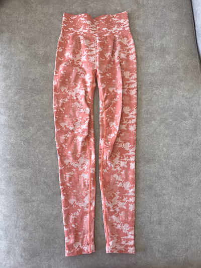 Leggings da palestra senza cuciture con motivo mimetico rosa by Prozis — pre-loved on Thrifted.mt