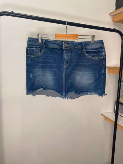 Denim frayed mini skirt — pre-loved on Thrifted.mt