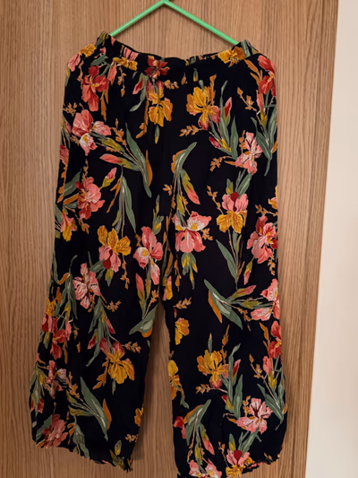 Floral pattern wide leg trousers — pre-loved on Thrifted.mt