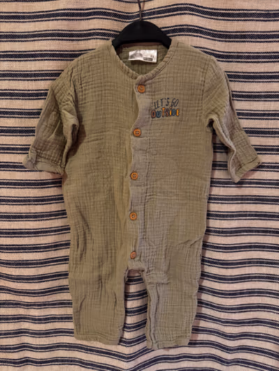 Olive green muslin baby romper by Ergee — pre-loved on Thrifted.mt