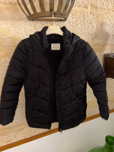 Black hooded puffer jacket by Zara — pre-loved on Thrifted.mt