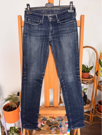 Jeans ajustados Levi's by Levi's — pre-loved on Thrifted.mt