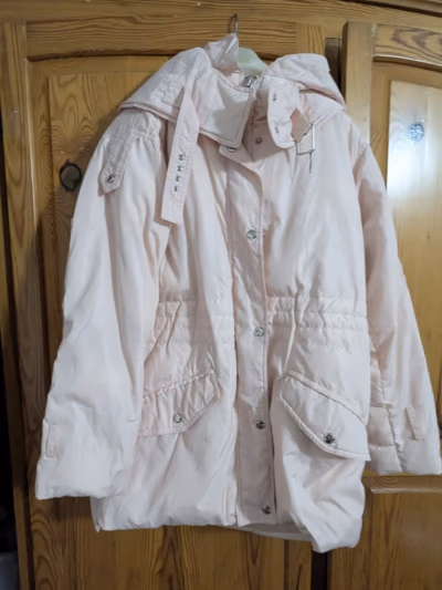 Giacca leggera rosa con cappuccio — pre-loved on Thrifted.mt