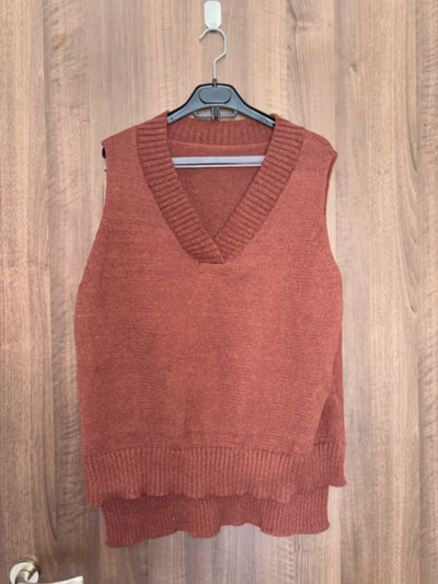 Gilet senza maniche con scollo a V in maglia — pre-loved on Thrifted.mt