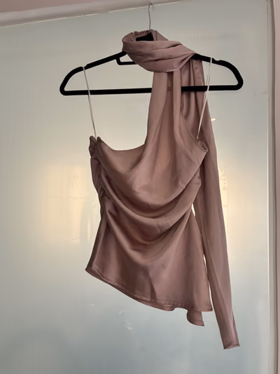 Top de satén con escote halter y pantalones by H&M Divided — pre-loved on Thrifted.mt