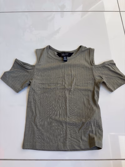 Ribbed Khaki Cold Shoulder Top by New Look — pre-loved on Thrifted.mt