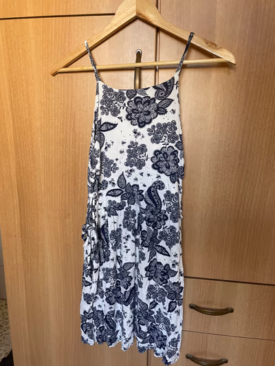 Boohoo floral dress — pre-loved on Thrifted.mt
