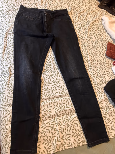 Pantalones vaqueros súper ajustados de Calvin Klein by Calvin Klein — pre-loved on Thrifted.mt