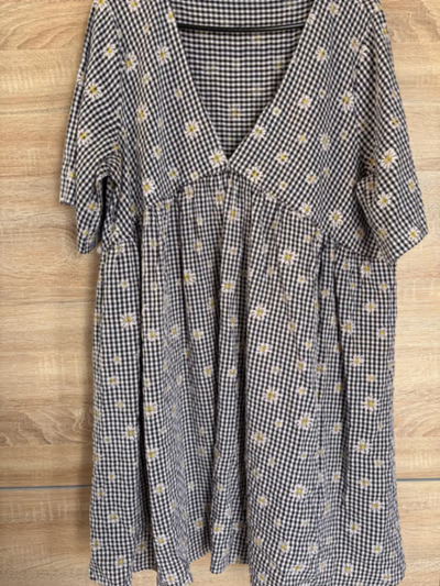 Gingham Daisy Smock Dress by boohoo — pre-loved on Thrifted.mt