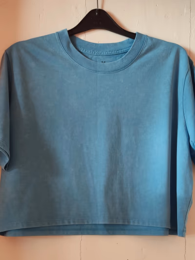Camiseta cropped azul desbotada com modelagem quadrada by Under Armour — pre-loved on Thrifted.mt