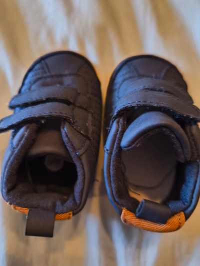 Baby boy navy trainers — pre-loved on Thrifted.mt