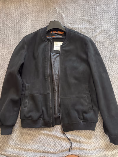 Chaqueta bomber negra de Pull&Bear by Pull&Bear — pre-loved on Thrifted.mt