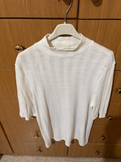 White Ribbed Mock Neck Top by George — pre-loved on Thrifted.mt