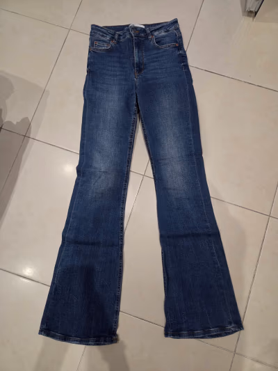 Zara high-waisted flared jeans by Zara — pre-loved on Thrifted.mt
