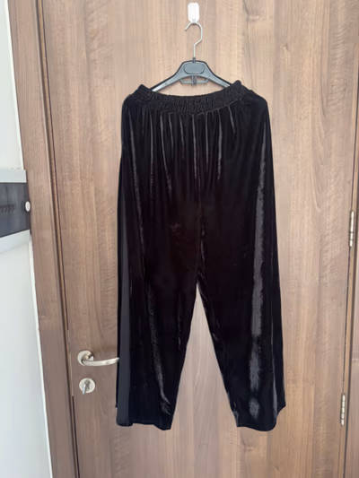 Pantaloni a gamba larga in velluto nero — pre-loved on Thrifted.mt