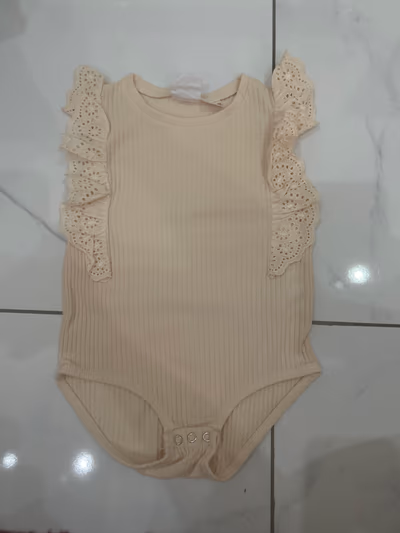 Cream rib bodysuit with frill by Zara — pre-loved on Thrifted.mt