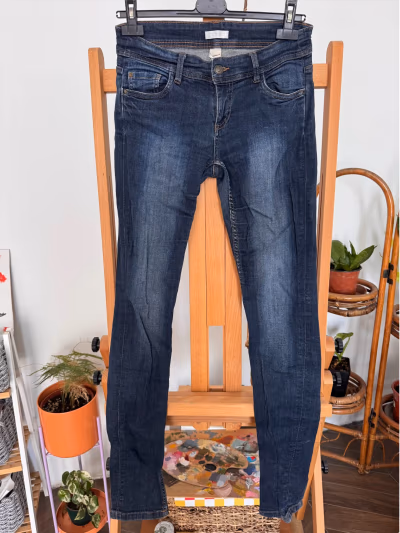 Jeans ajustados de mezclilla azul oscuro Promod by Promod — pre-loved on Thrifted.mt