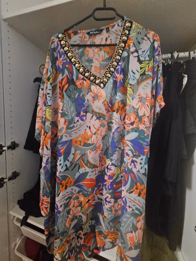 Top kaftano decorati di Ulla Popken — pre-loved on Thrifted.mt