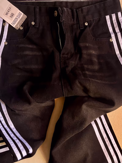 Vaqueros negros con rayas blancas en los laterales  by SHEIN  — pre-loved on Thrifted.mt