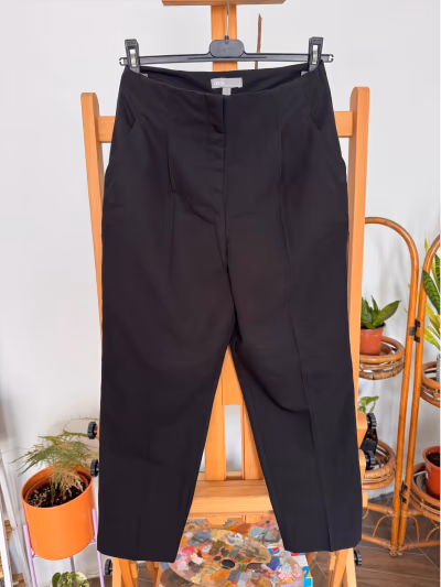 Pantalones negros de corte sastre elegantes y cortos de ASOS, talla EU38/UK10 by Asos — pre-loved on Thrifted.mt