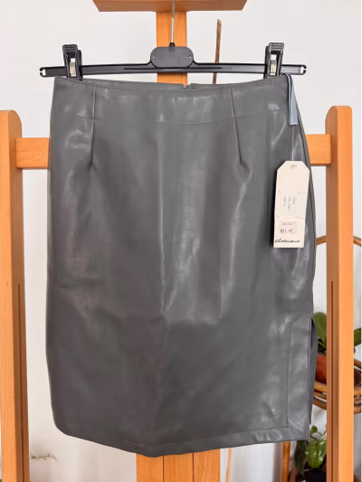Falda midi gris de piel sintética by Dreams — pre-loved on Thrifted.mt