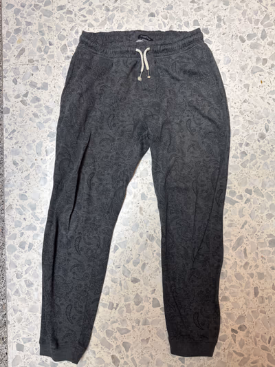 Pantaloni da jogging Calliope grigi con stampa paisley by Calliope — pre-loved on Thrifted.mt
