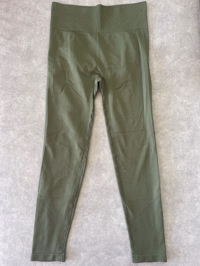 Olive Green Scrunch Bum Leggings — pre-loved on Thrifted.mt