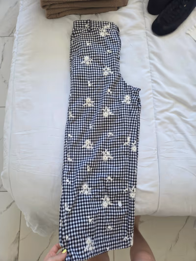 Pantalones de ZARA con estampado de cuadros vichy y bordados florales by Zara — pre-loved on Thrifted.mt