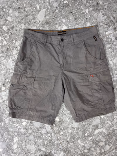 Pantaloncini cargo grigi Napapijri by Napapijri — pre-loved on Thrifted.mt