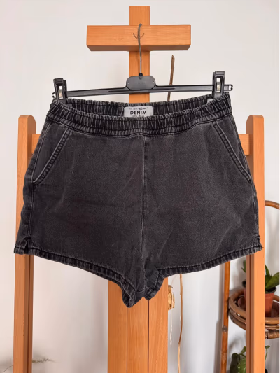 Pantalones cortos vaqueros negros con cintura elástica de New Look by New Look — pre-loved on Thrifted.mt
