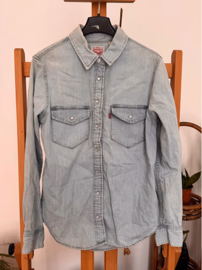 Levi's Light Wash Denim Shirt by Levi's — pre-loved on Thrifted.mt