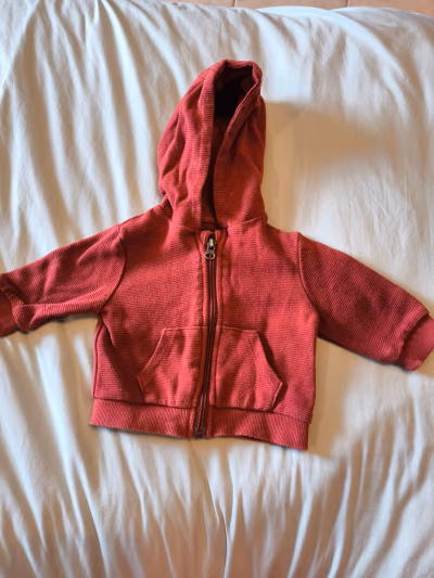 Red baby zip-up hoodie by Kiabi — pre-loved on Thrifted.mt