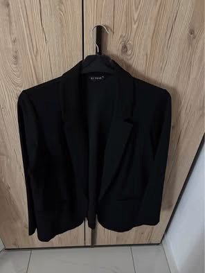 Giacca nera — pre-loved on Thrifted.mt