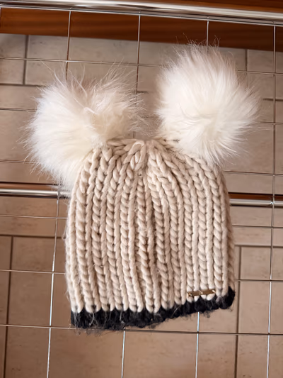 River Island Beanie — pre-loved on Thrifted.mt