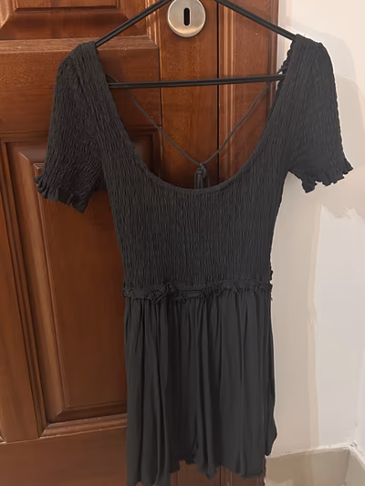 Grey ruched mini dress  by Urban Outfitters — pre-loved on Thrifted.mt