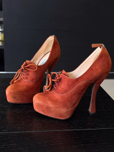 Sapatos de salto alto com plataforma e atacadores em camurça da Prada by Prada — pre-loved on Thrifted.mt