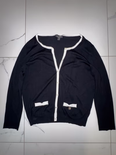 Cárdigan negro con ribetes en contraste de Camomilla: ¡le falta una perla!  by Camomilla — pre-loved on Thrifted.mt