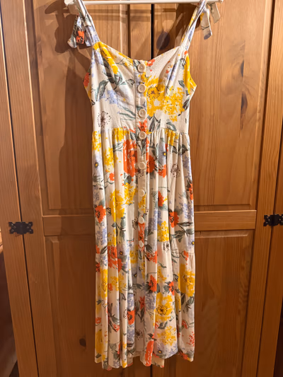 Vestido midi floral com botões da Urban Outfitters by Urban Outfitters — pre-loved on Thrifted.mt