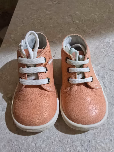 Primigi Pink Leather Baby Shoes by Primigi — pre-loved on Thrifted.mt