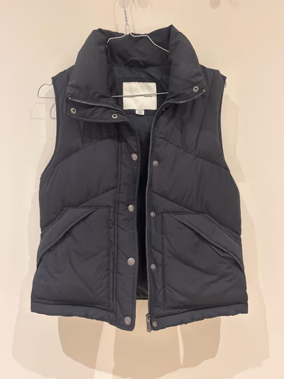 American Eagle black sleeveless jacket by American Eagle — pre-loved on Thrifted.mt