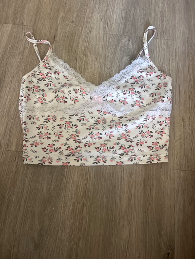 Floral Lace Trim Crop Top — pre-loved on Thrifted.mt