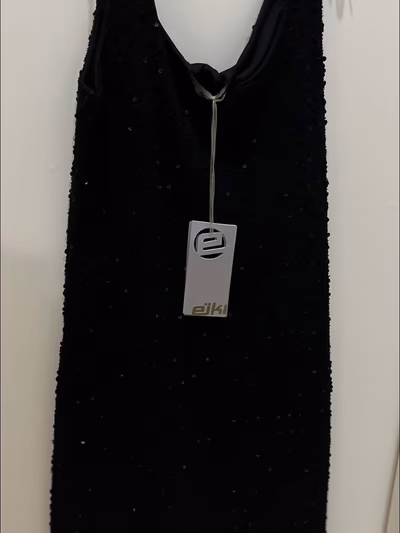 Mini abito nero senza maniche da sera by Eiki — pre-loved on Thrifted.mt